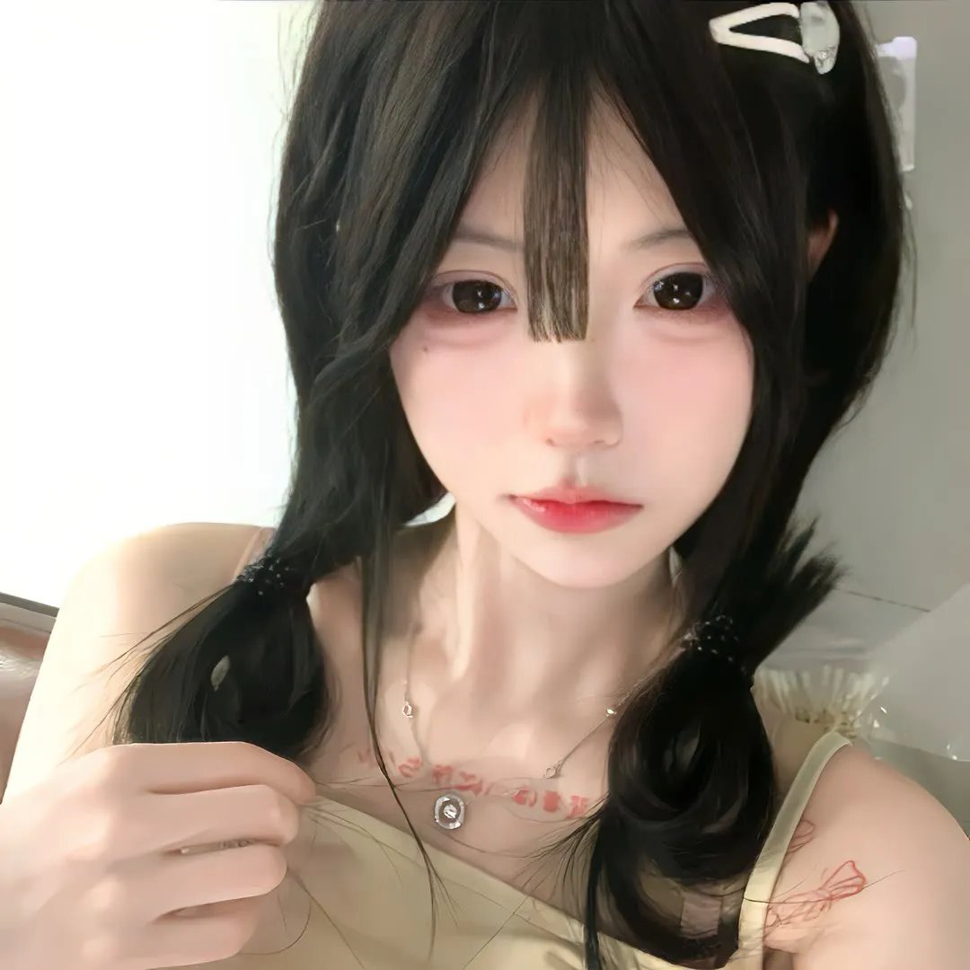 泳池里的女人